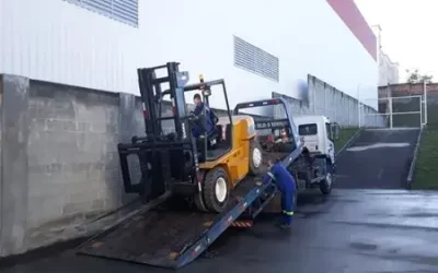 Empilhadeiras na movimentação de cargas: como operar com segurança e reduzir riscos no dia a dia