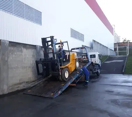 Empilhadeiras na movimentação de cargas: como operar com segurança e reduzir riscos no dia a dia
